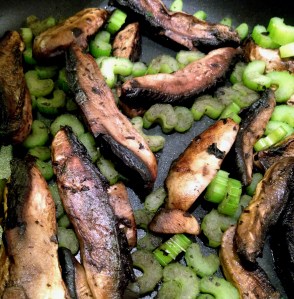 cow crumbs, gluten free, dairy free, paleo, healthy dinner, stuffed mushrooms, turkey burgers, roasted leeks, portobello mushrooms